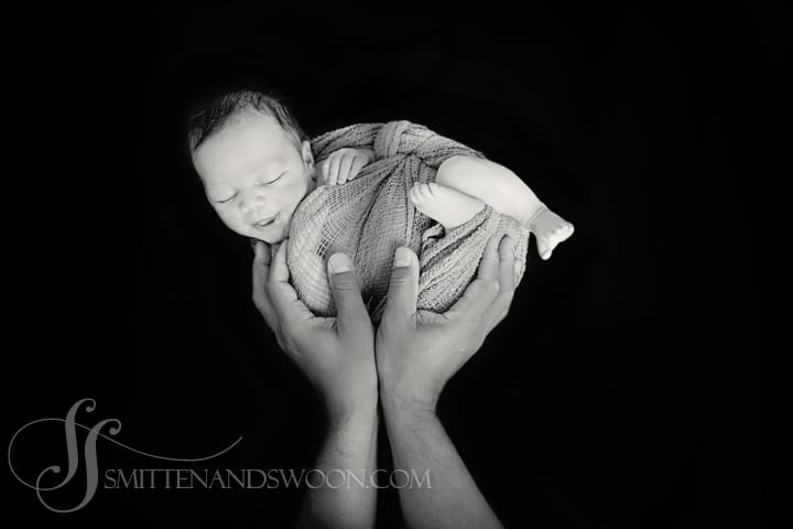 newborn-dad's-hands