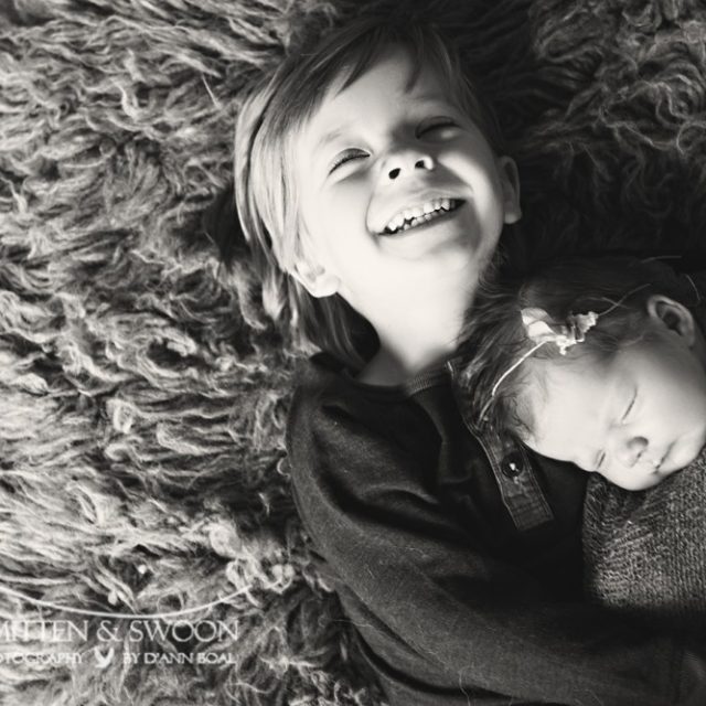 newborn-photo-with-sibling
