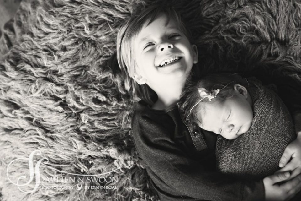 newborn-photo-with-sibling